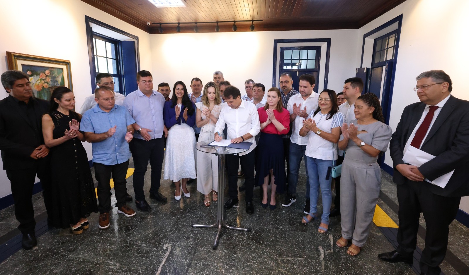 Evandro assinando o projeto de lei de extinção da taxa do lixo na sala de atos do Paço